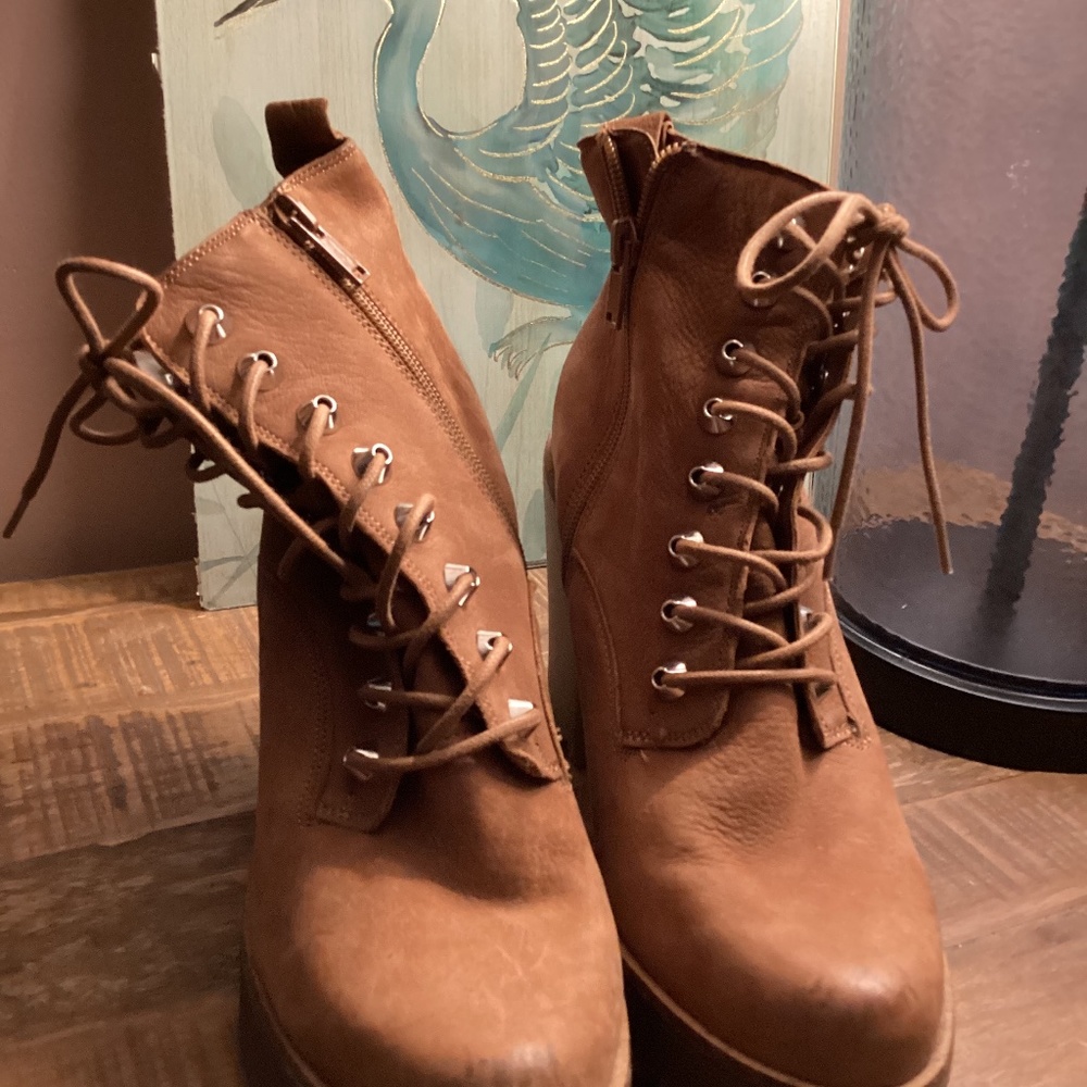 Aldo women’s boots In size 9, color tan